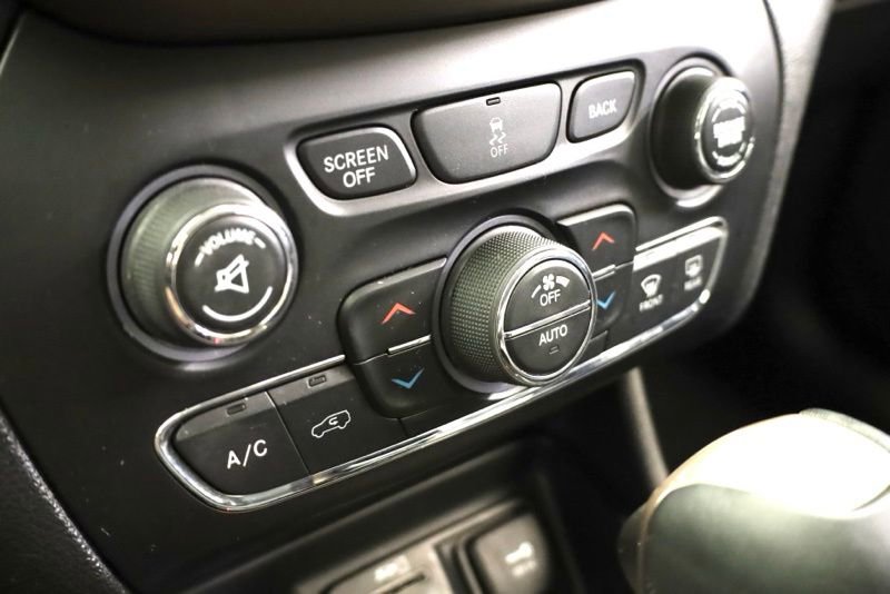 Used 2018 Jeep Cherokee Limited image 21