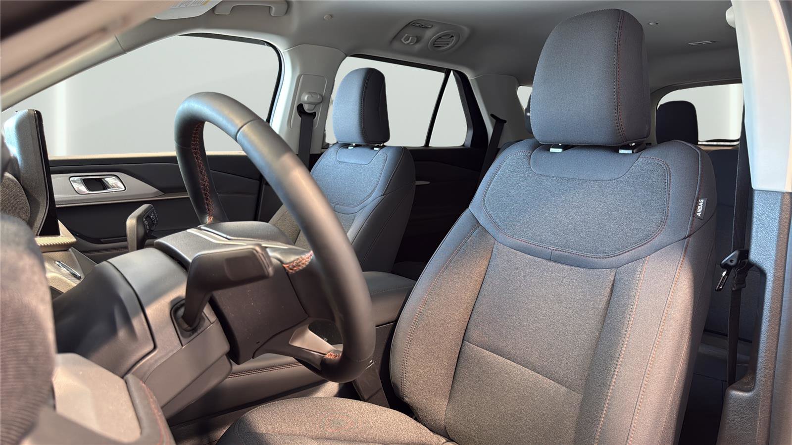 Used 2025 Ford Explorer Active AWD/4WD image 11