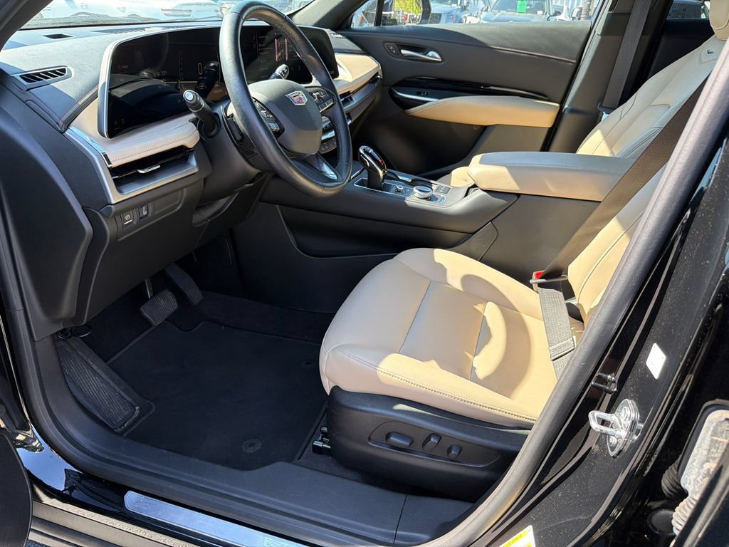 Used 2024 Cadillac XT4 Luxury w/ Cold Weather Package FWD image 9