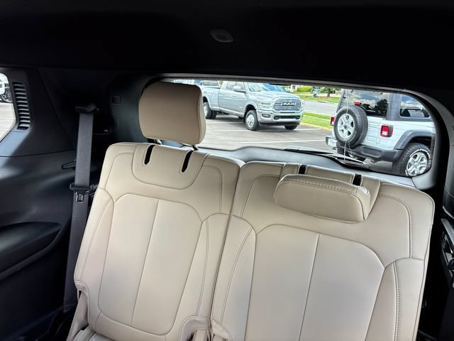 Used 2025 Jeep Grand Cherokee L Limited w/ Black Appearance Package AWD/4WD image 10