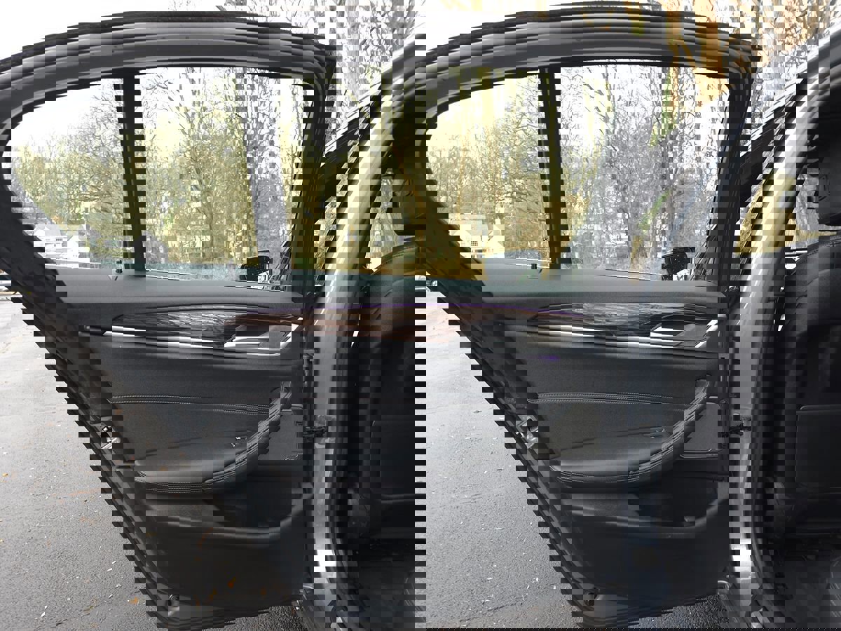 Used 2023 BMW 530e xDrive w/ Premium Package image 25