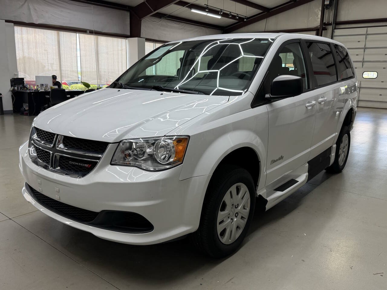 Used 2018 Dodge Grand Caravan SE FWD image 5