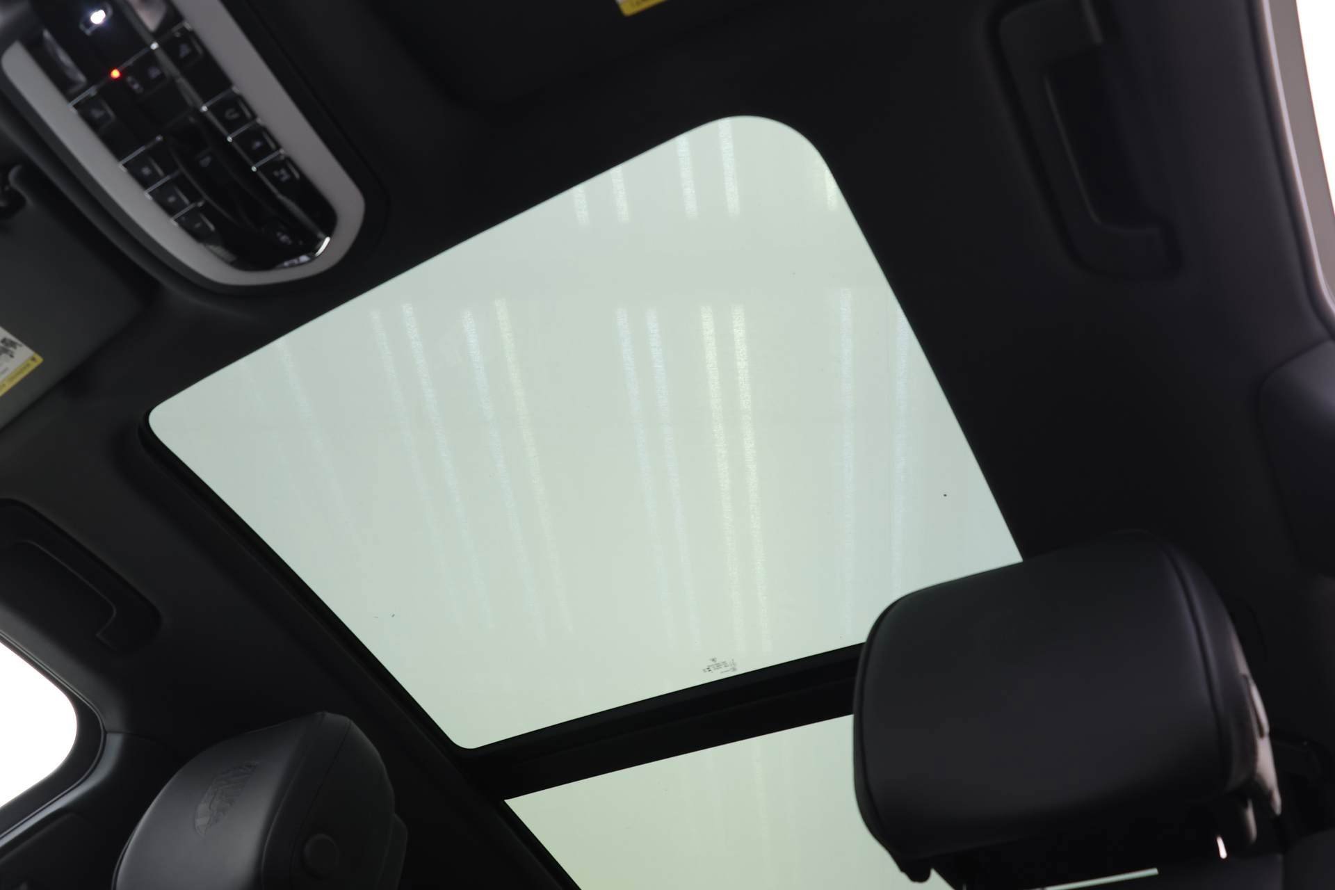 Used 2025 Porsche Macan image 21