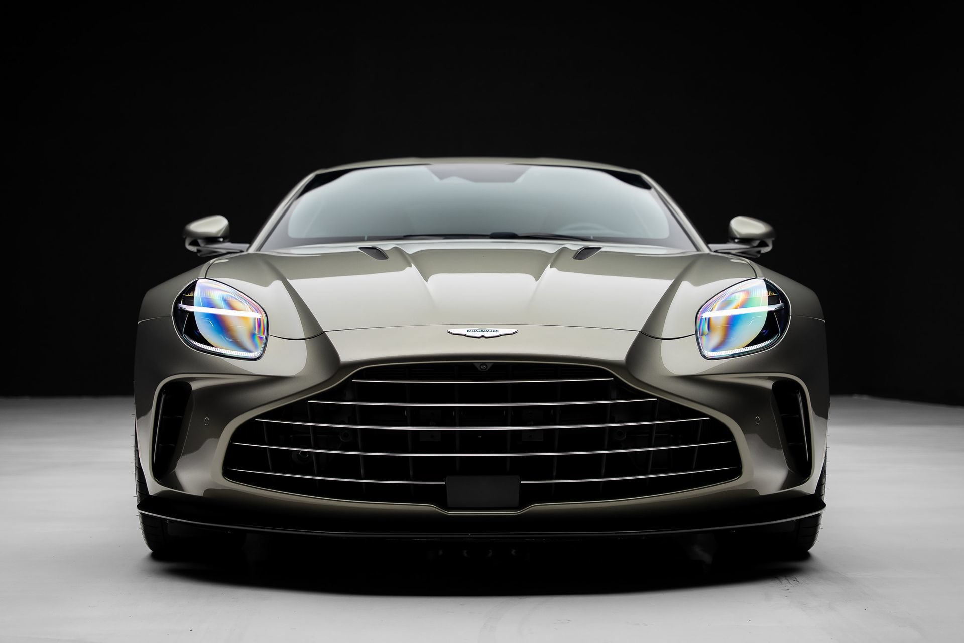 Used 2025 Aston Martin V8 Vantage Coupe RWD image 8