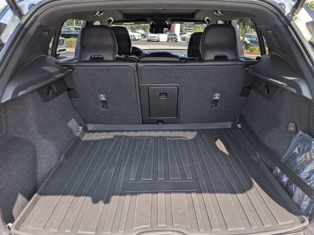 Used 2020 Volvo XC40 T4 R-Design FWD image 16