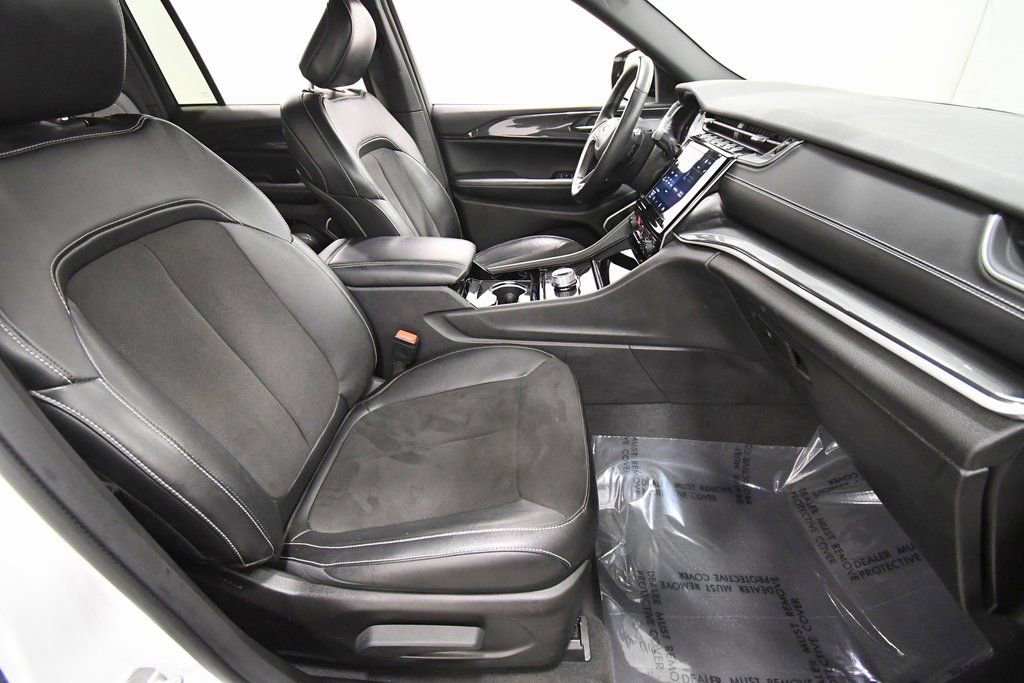 Used 2022 Jeep Grand Cherokee Altitude AWD/4WD image 18