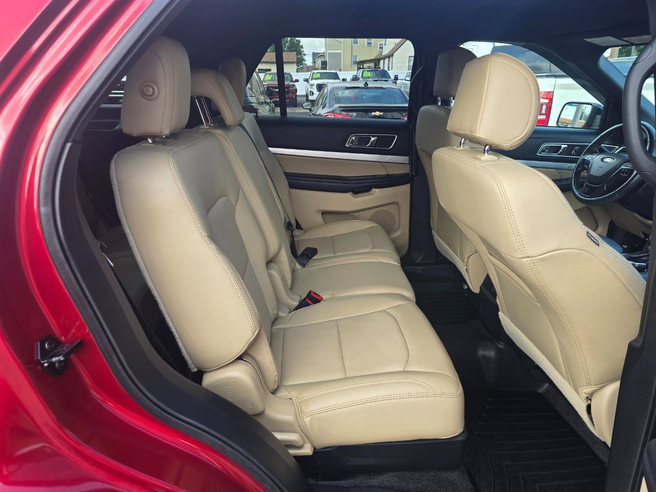 Used 2017 Ford Explorer XLT w/ Equipment Group 202A AWD/4WD image 16