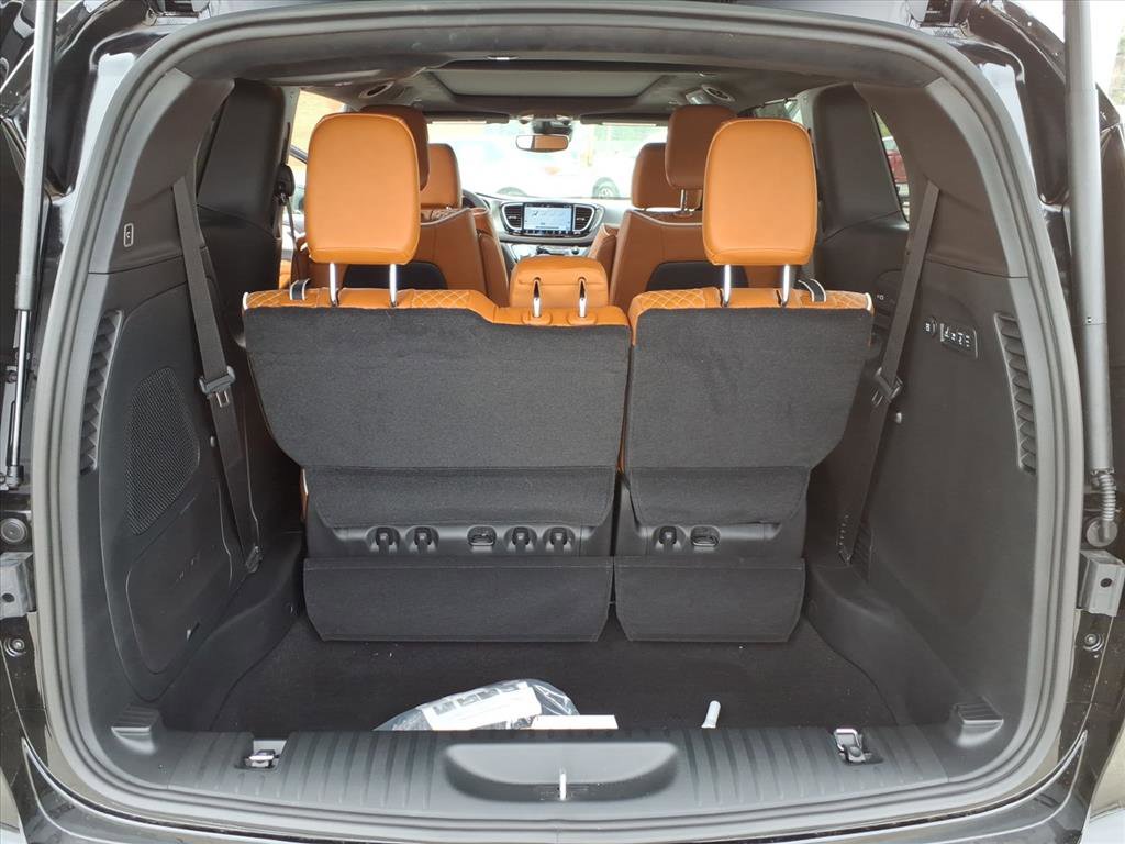 New 2026 Chrysler Pacifica Pinnacle image 13