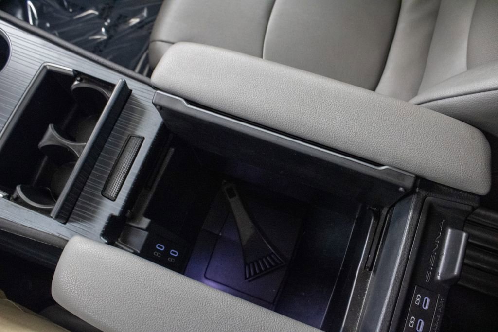 Used 2025 Toyota Sienna XLE image 32