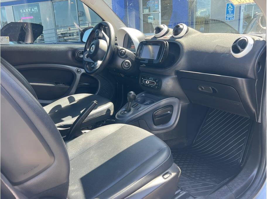 Used 2016 smart fortwo pure RWD image 5