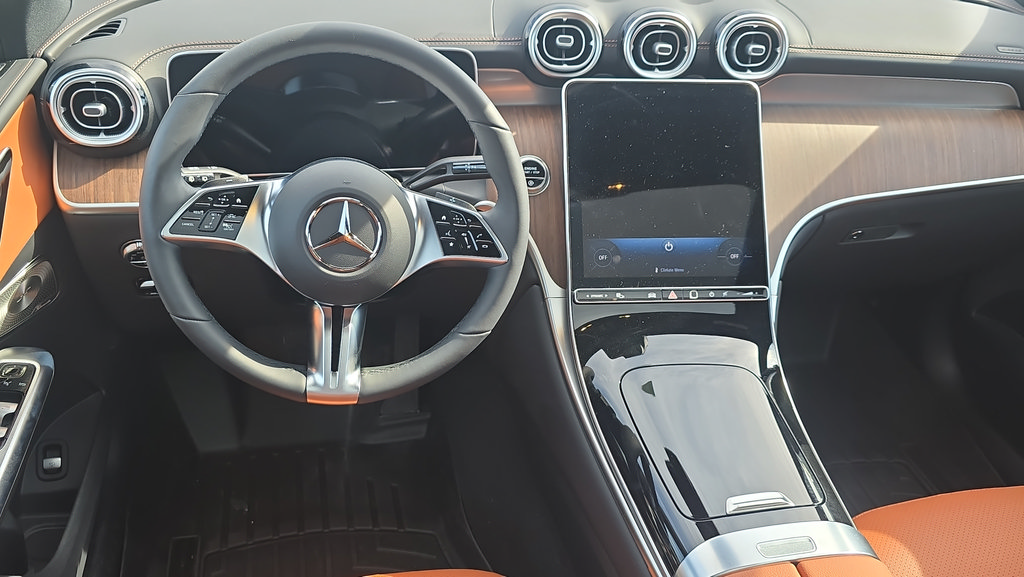 Used 2025 Mercedes-Benz GLC 300 4MATIC image 18