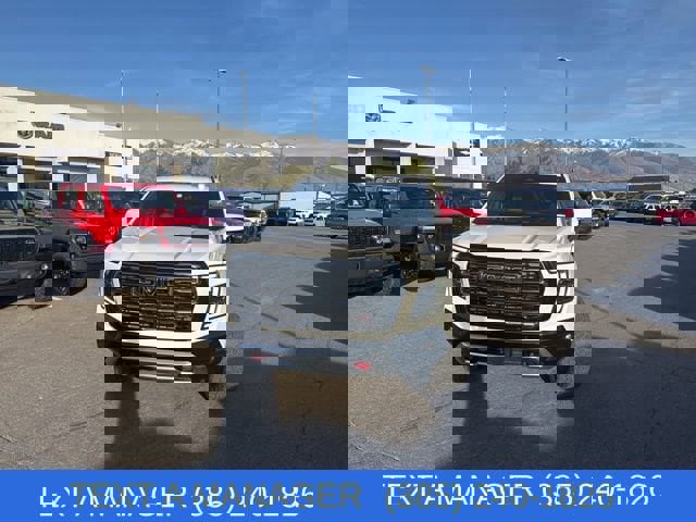 Used 2025 GMC Yukon AT4 w/ AT4 Premium Plus Package image 3