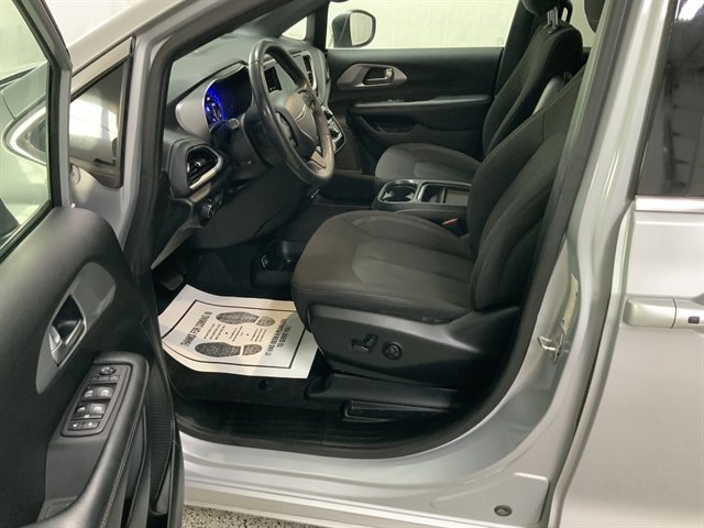 Used 2023 Chrysler Pacifica Touring image 14