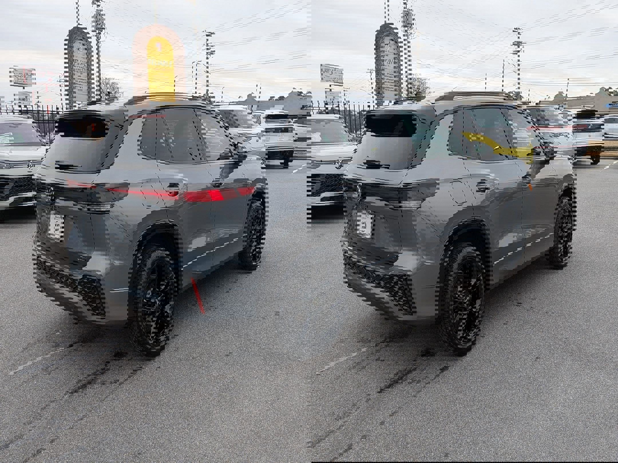 Used 2025 Volkswagen Tiguan SE R-Line image 3