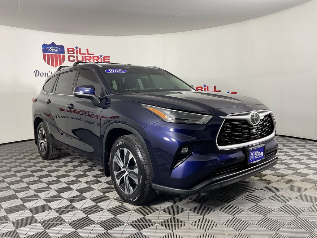 Used 2025 Toyota Highlander XLE FWD image 1