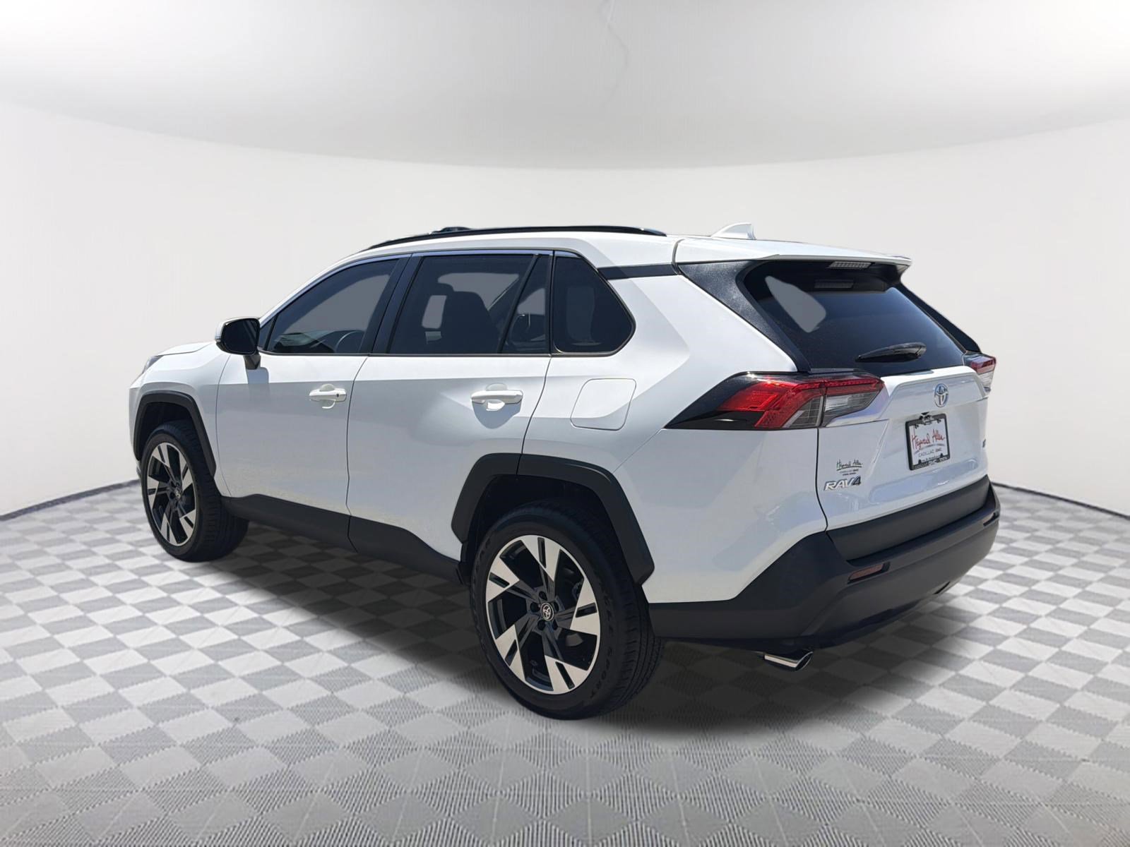 Used 2022 Toyota RAV4 XLE FWD image 8