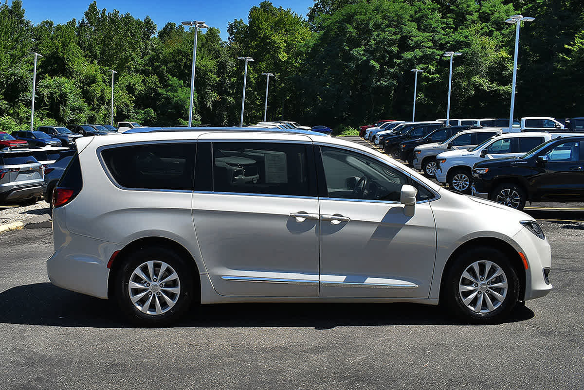 Used 2019 Chrysler Pacifica Touring-L FWD image 7