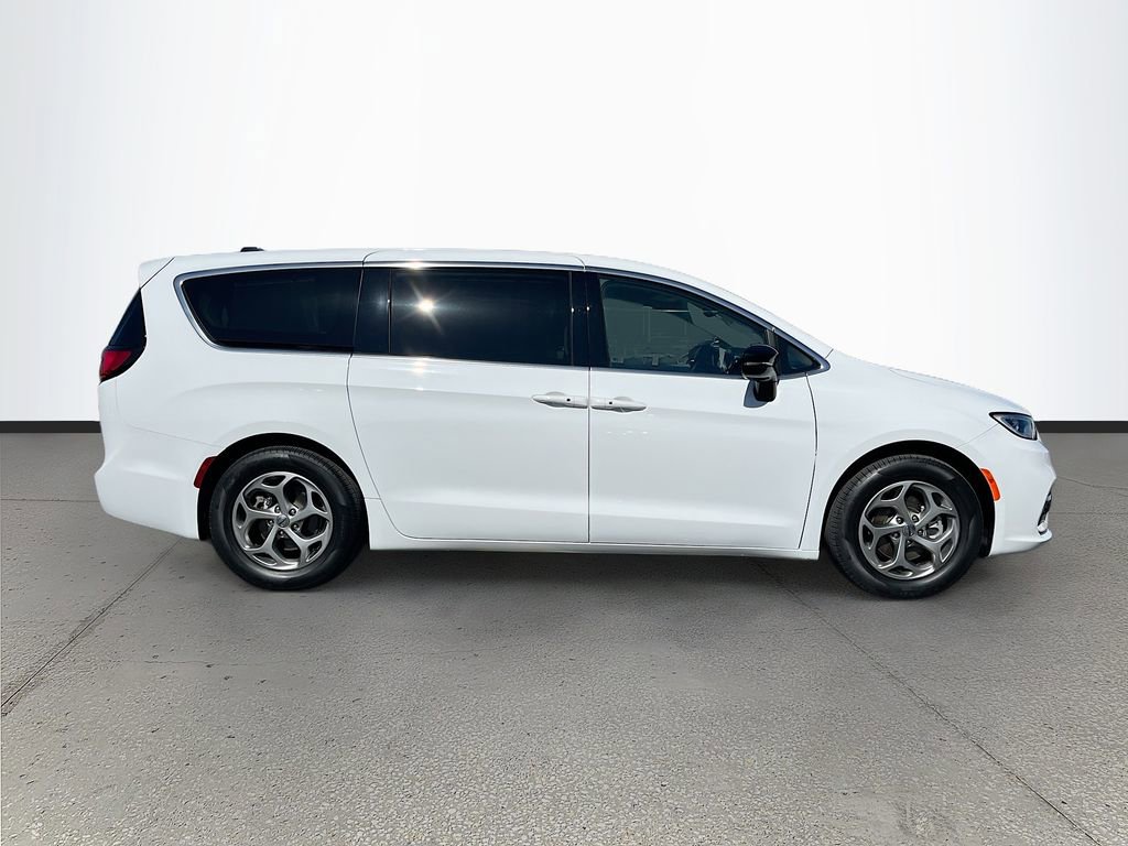 Used 2024 Chrysler Pacifica Limited w/ Trailer Tow Group FWD image 8