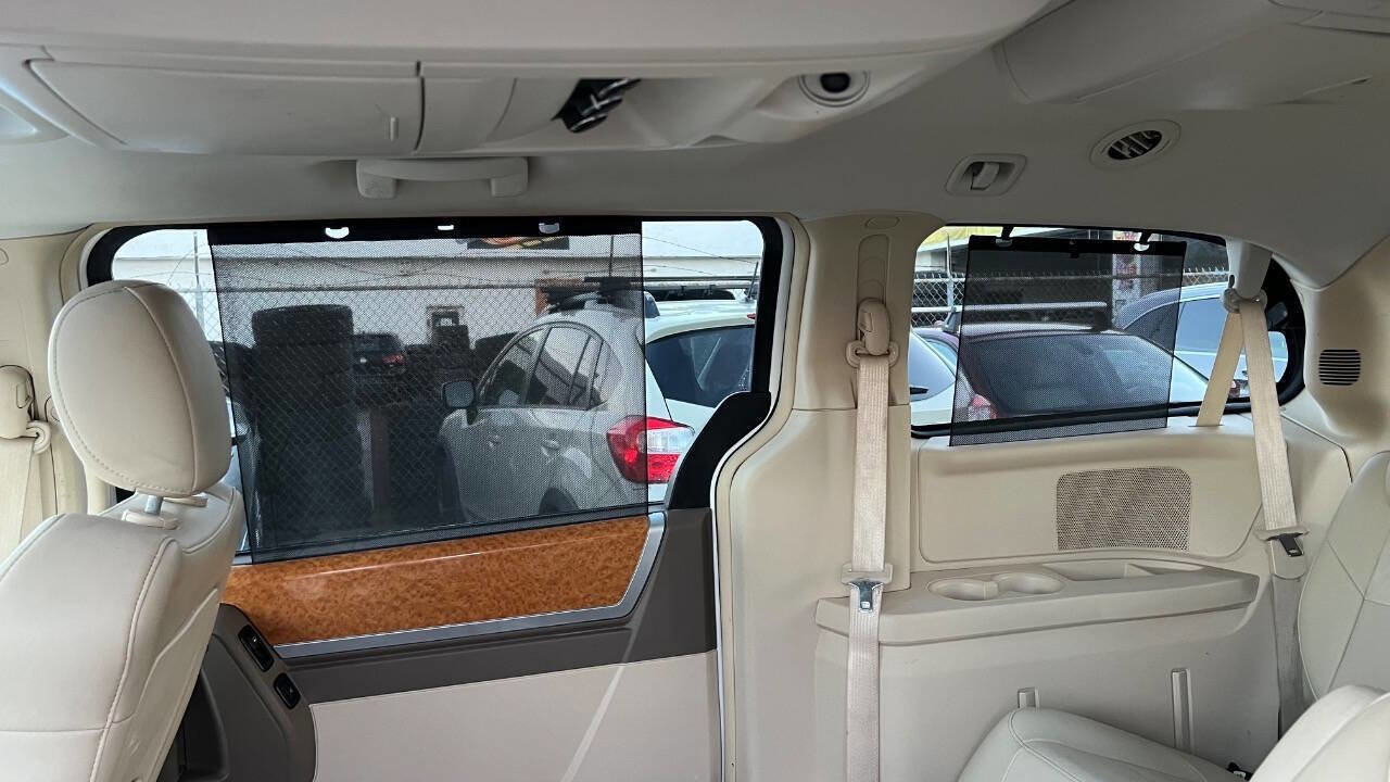 Used 2008 Chrysler Town & Country Limited w/ Trailer Tow Group image 24