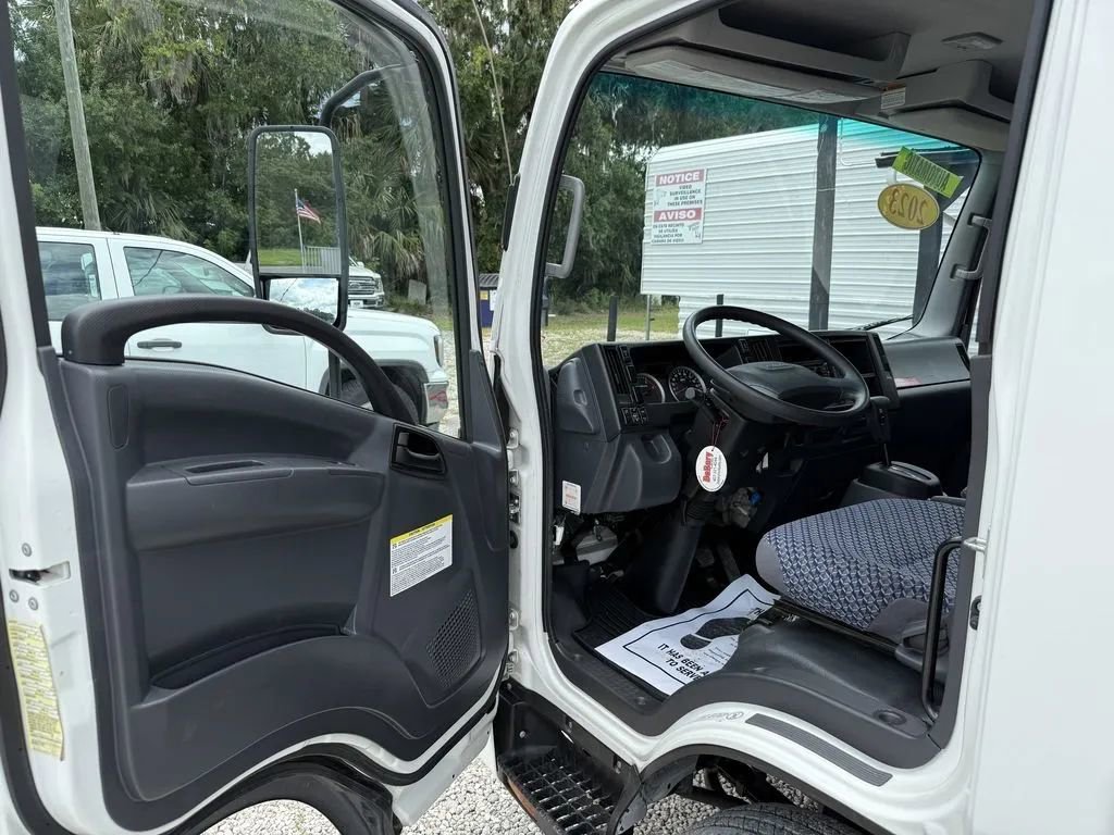 Used 2023 Isuzu NPR image 17