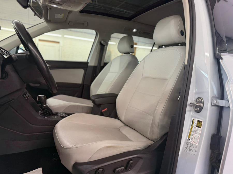 Used 2018 Volkswagen Tiguan SE w/ Panoramic Sunroof Package AWD/4WD image 17