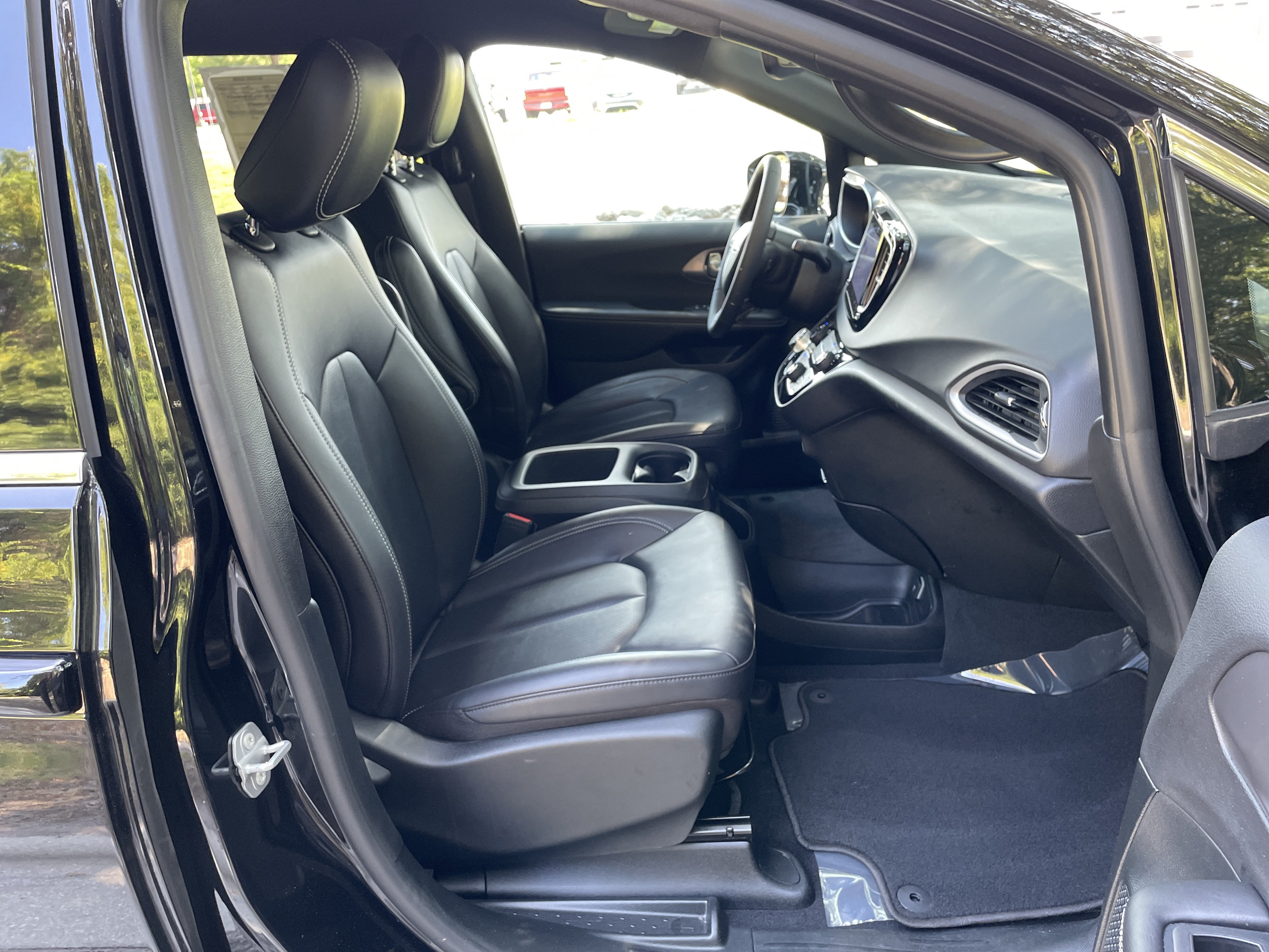 Used 2026 Chrysler Pacifica Select FWD image 31
