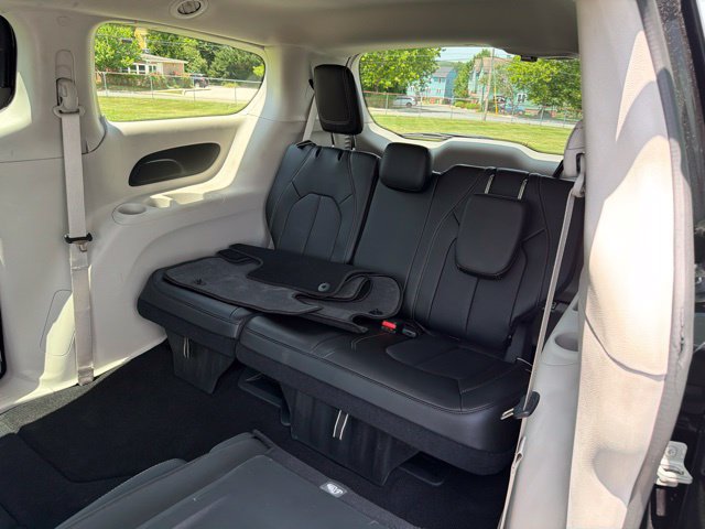 Used 2023 Chrysler Pacifica Touring-L AWD/4WD image 15