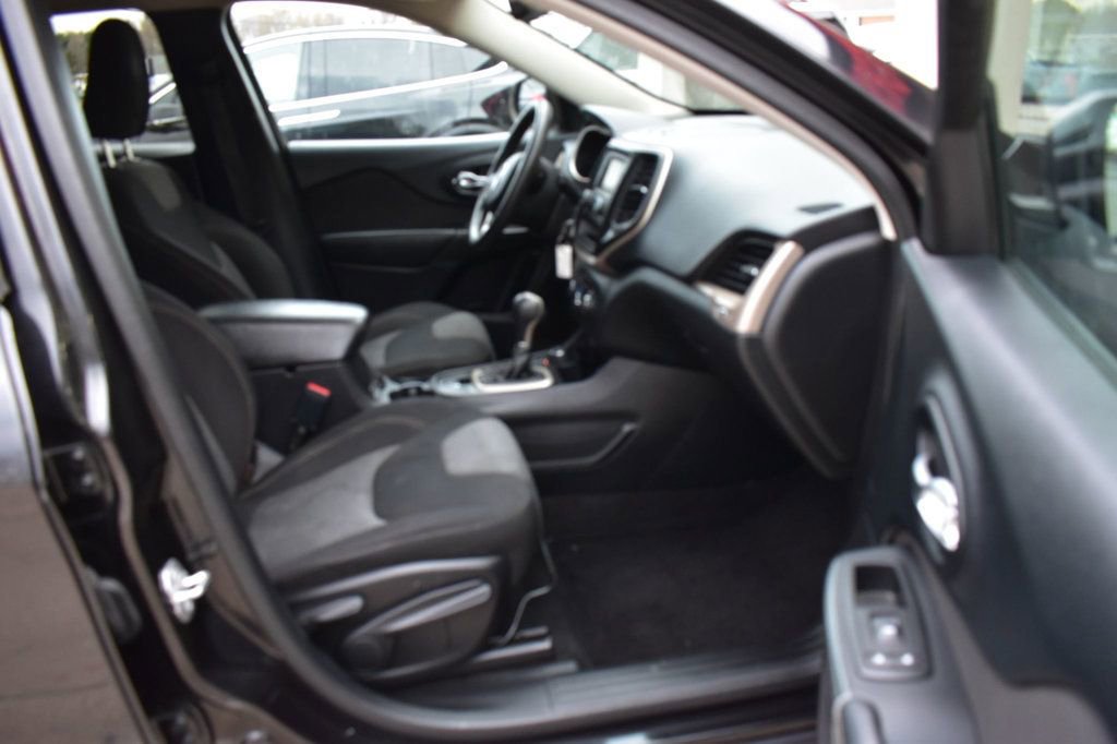 Used 2016 Jeep Cherokee Sport image 15