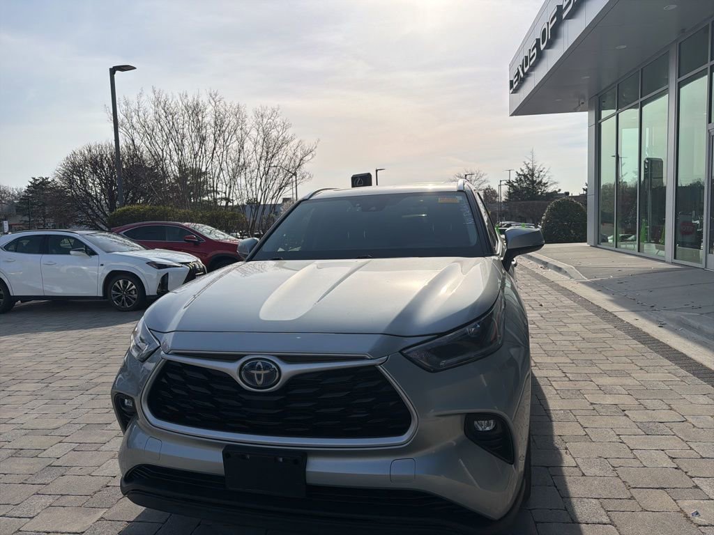Used 2021 Toyota Highlander XLE image 18