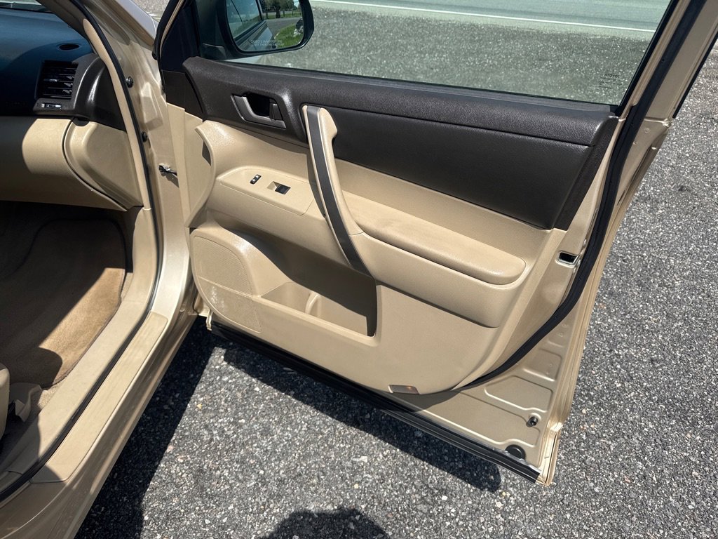 Used 2010 Toyota Highlander SE image 26