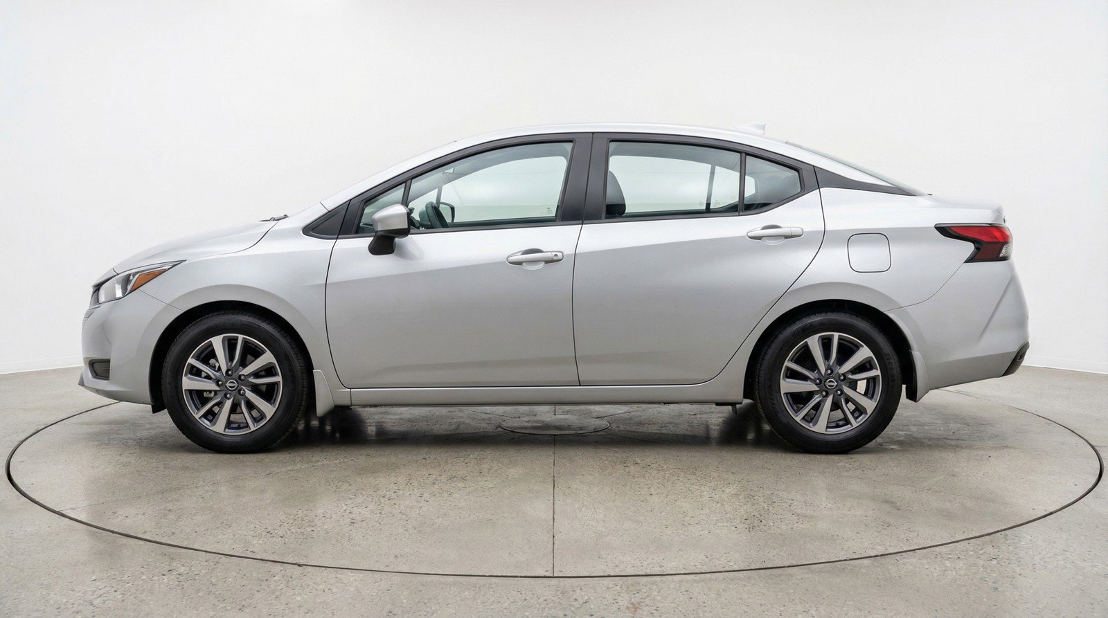 Used 2025 Nissan Versa SV FWD image 5