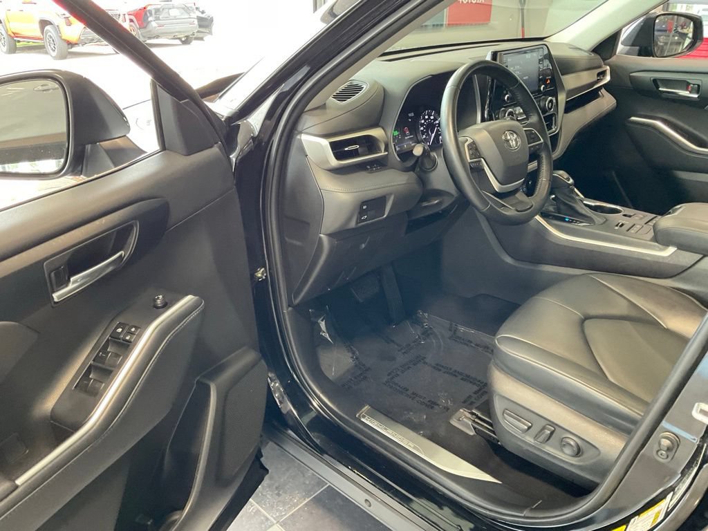 Used 2022 Toyota Highlander XLE AWD/4WD image 9