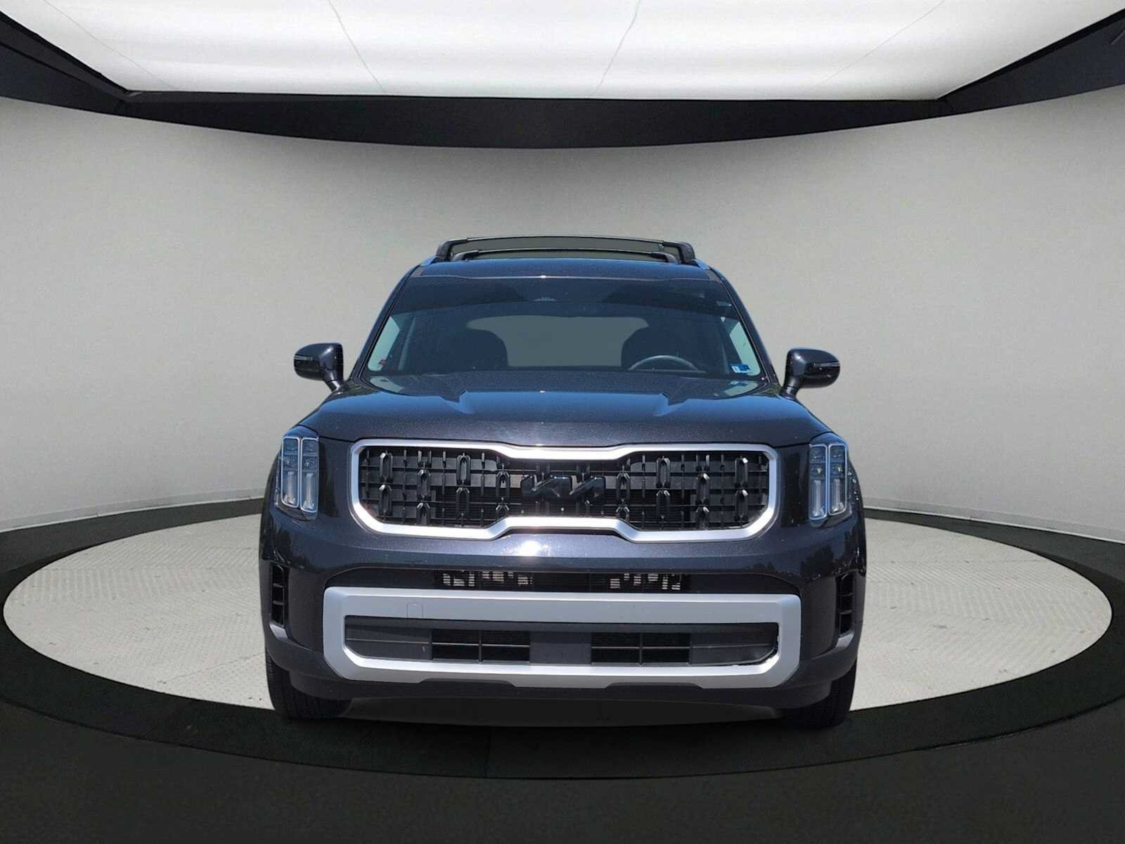 Used 2025 Kia Telluride EX w/ EX Captain's Chair Package AWD/4WD image 3