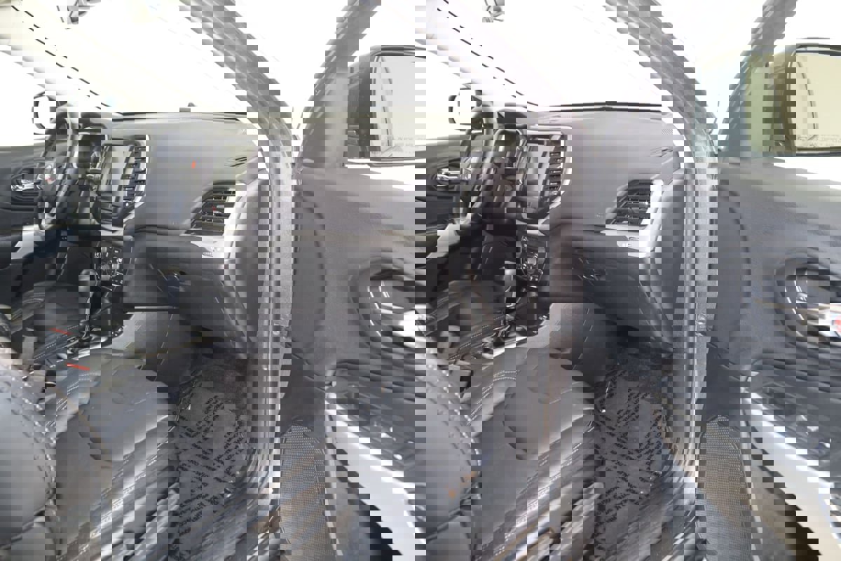 Used 2018 Jeep Cherokee Latitude Plus w/ Cold Weather Group FWD image 39