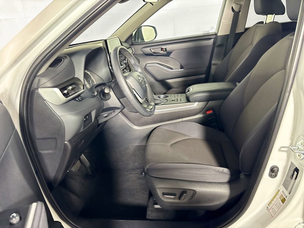Used 2023 Toyota Highlander L image 11
