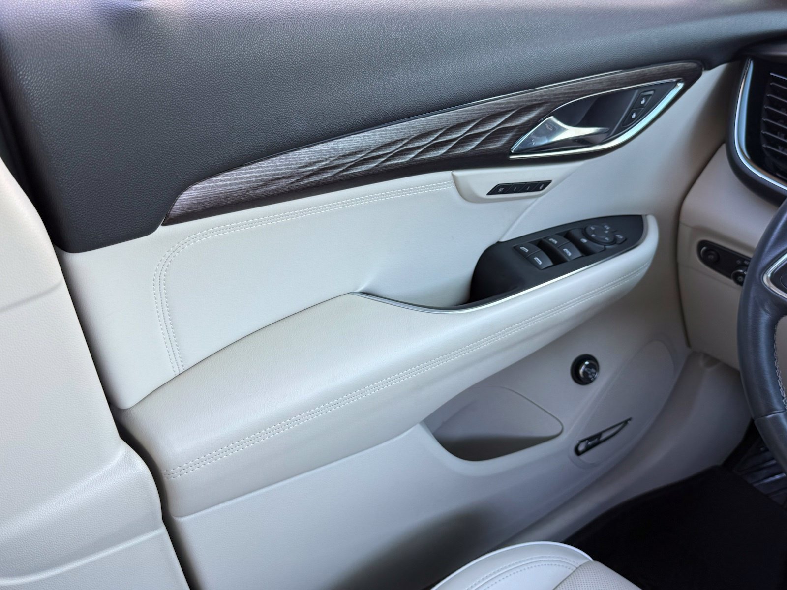 Used 2023 Buick Envision Avenir AWD/4WD image 43