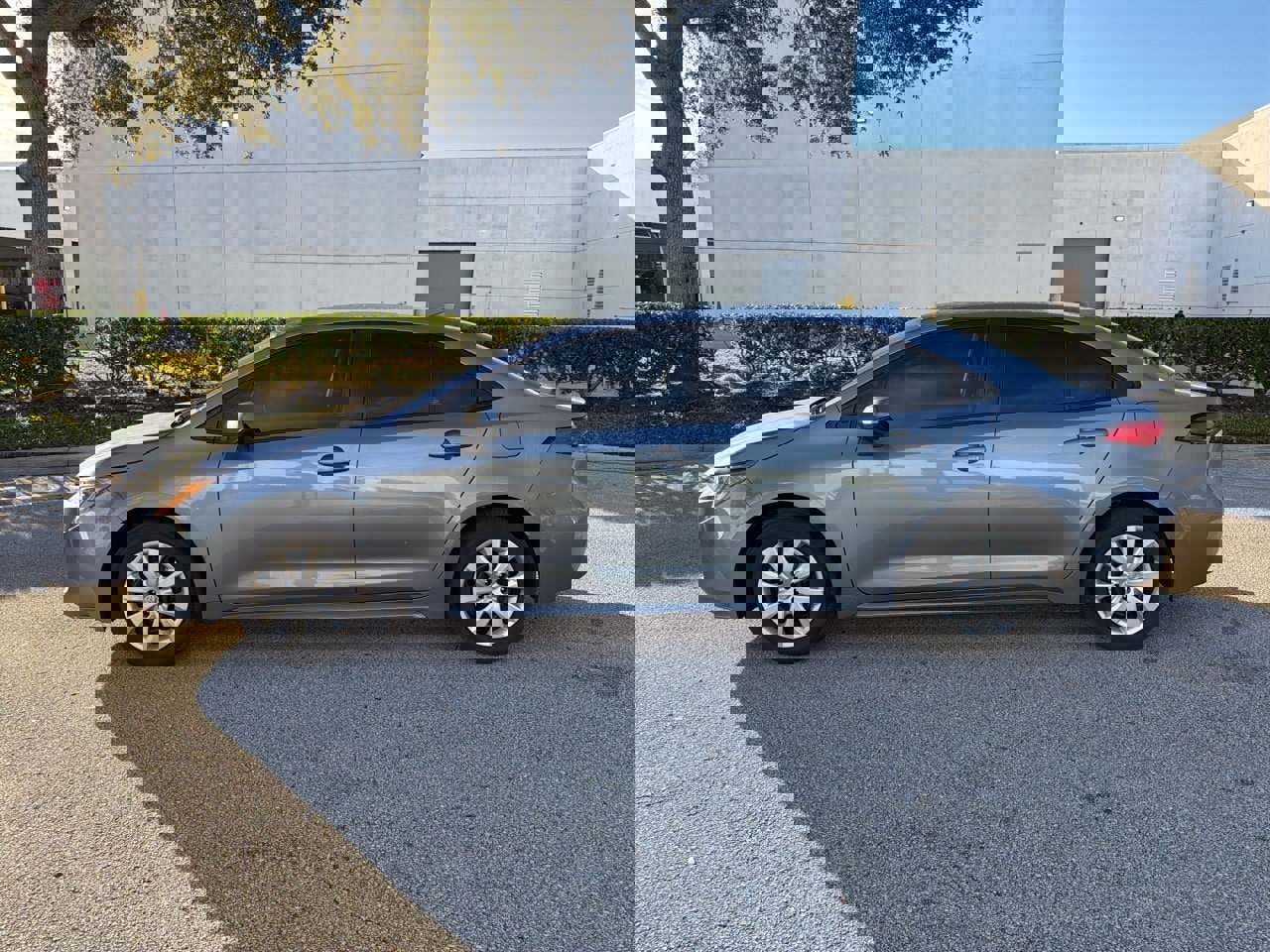 Used 2022 Toyota Corolla LE image 2