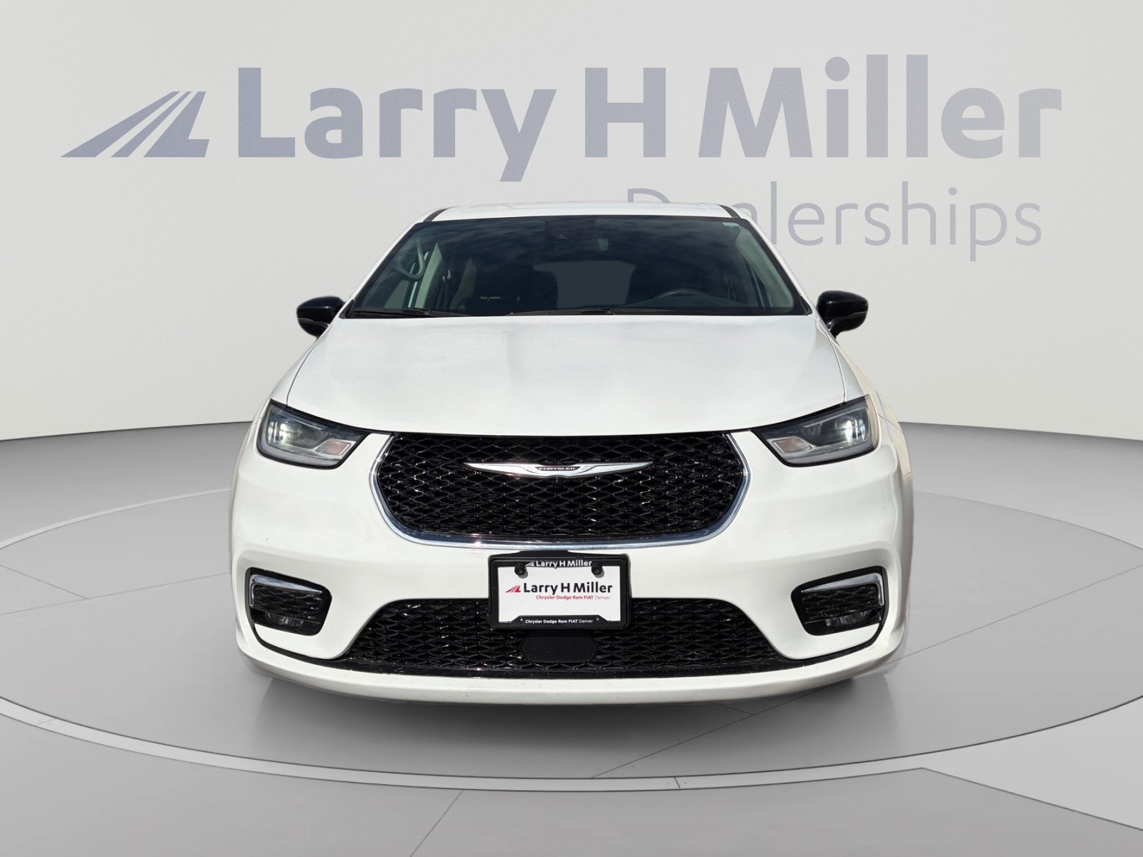 Used 2024 Chrysler Pacifica Limited FWD image 8