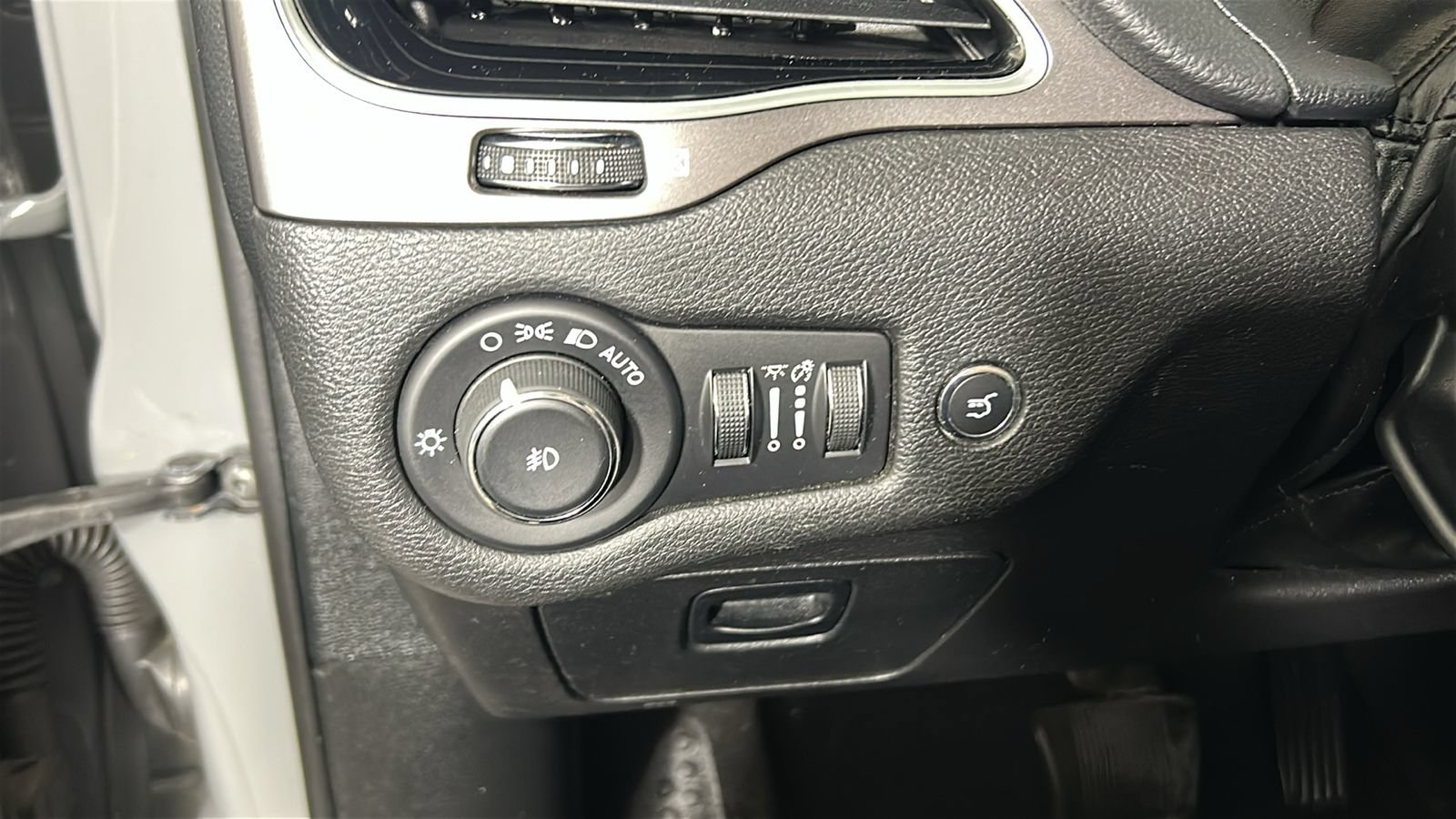 Used 2020 Jeep Cherokee Limited AWD/4WD image 23