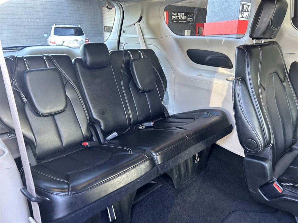 Used 2024 Chrysler Pacifica Touring-L image 16