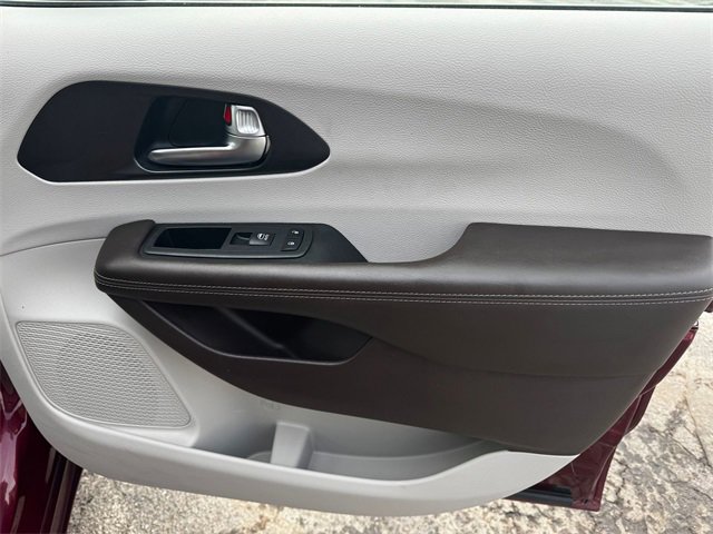 Certified 2021 Chrysler Pacifica Touring image 9