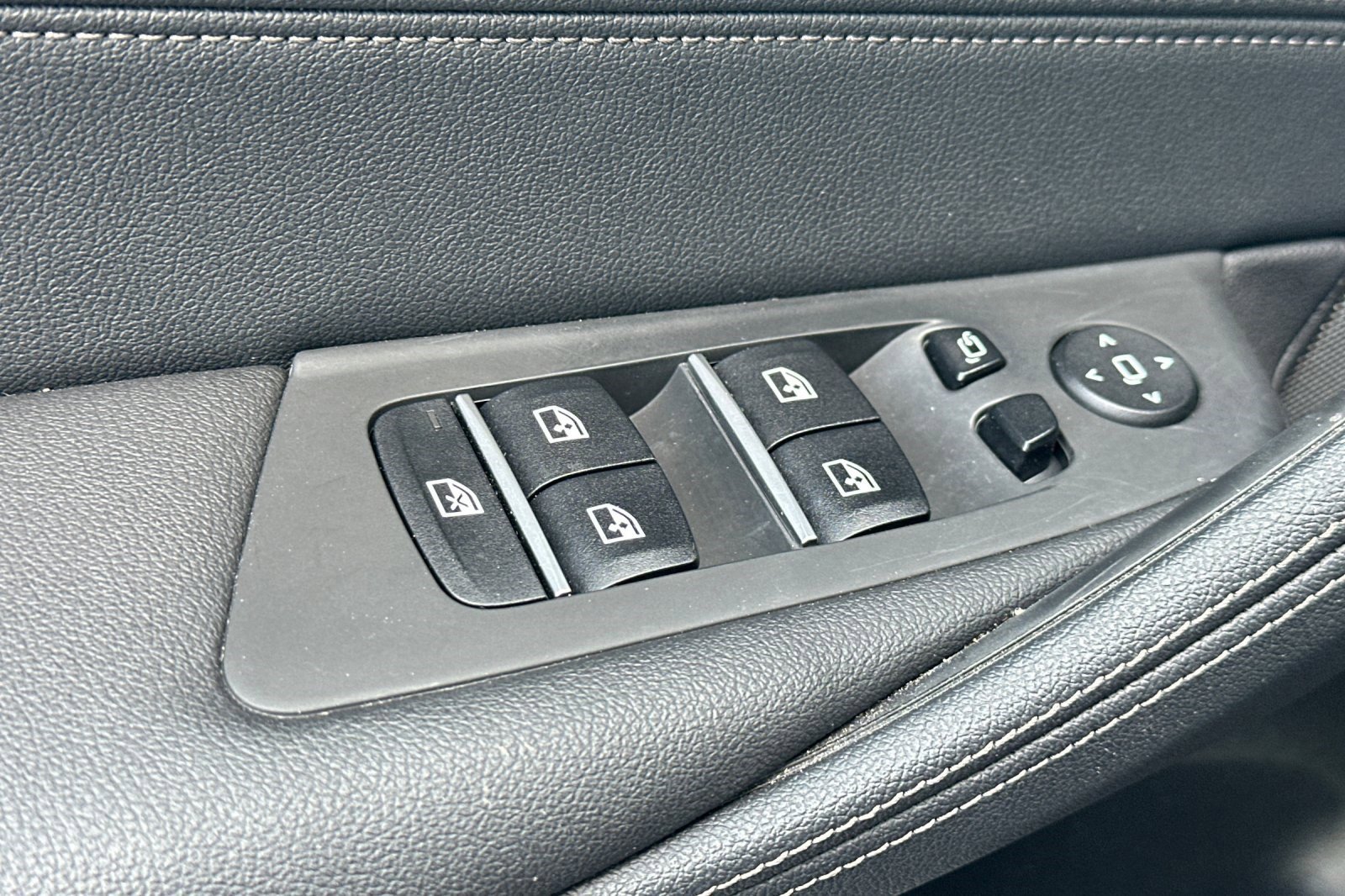 Certified 2023 BMW 530e w/ Premium Package image 13