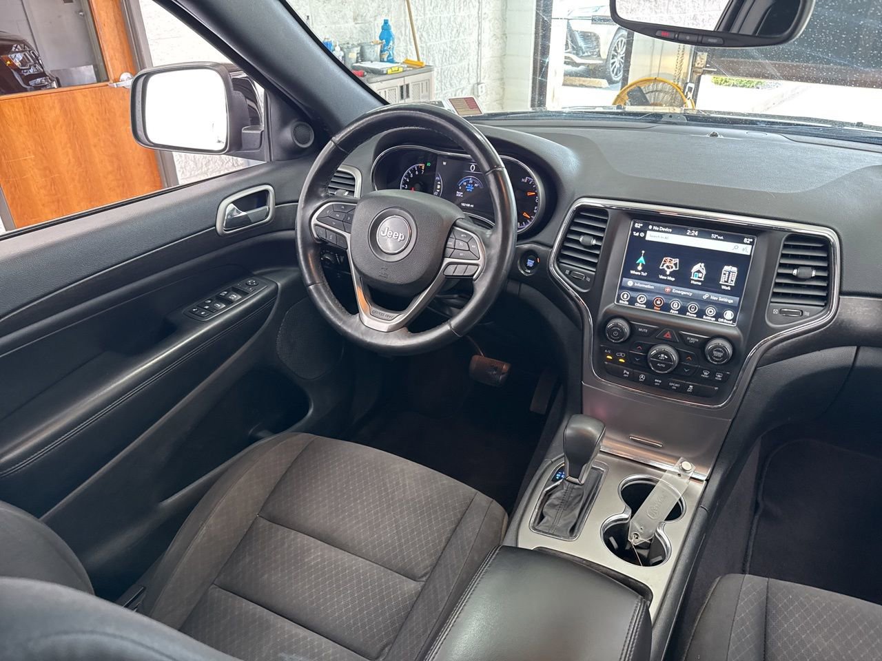 Used 2018 Jeep Grand Cherokee Laredo image 44