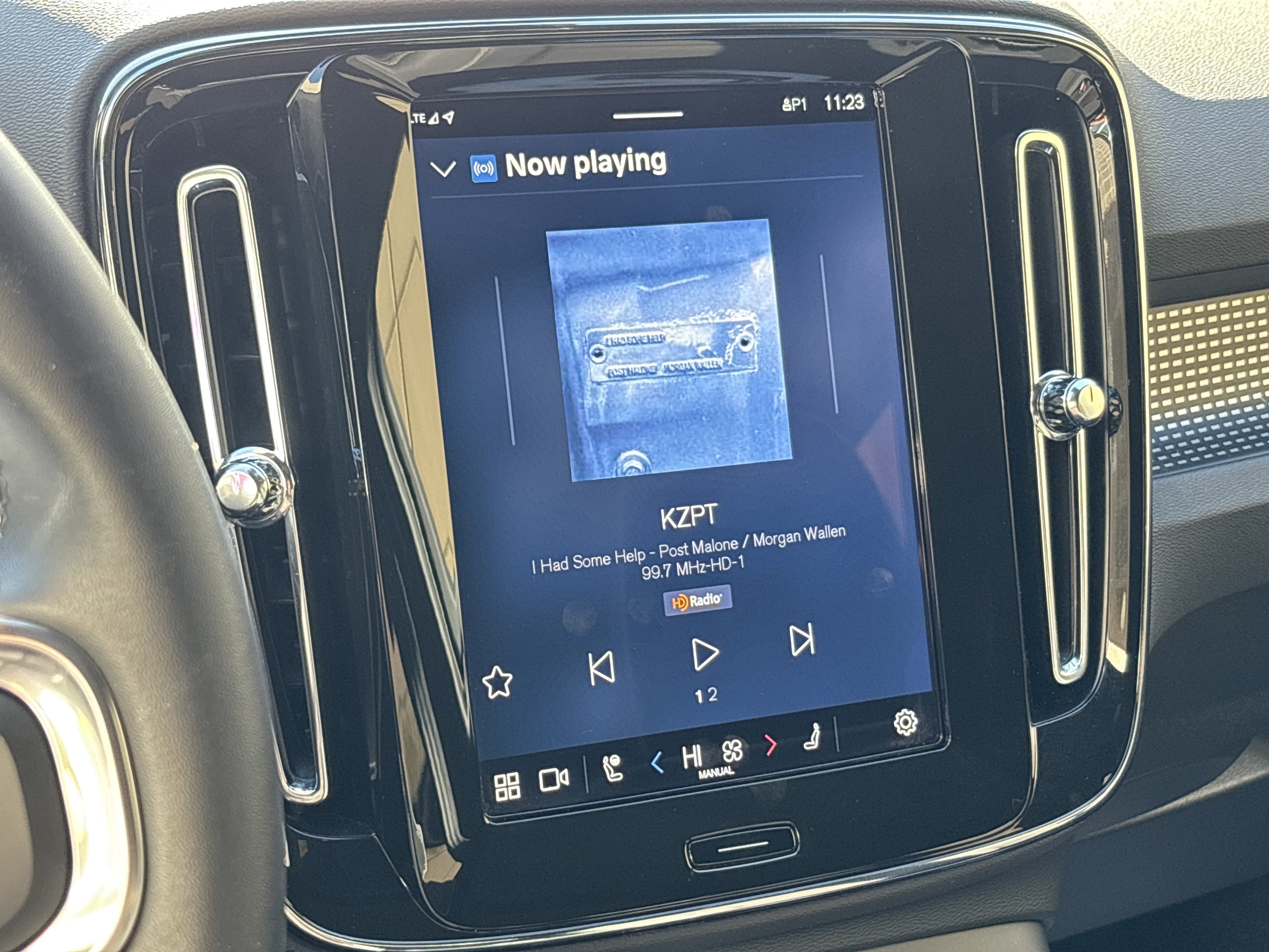 Certified 2025 Volvo XC40 B5 Plus image 22