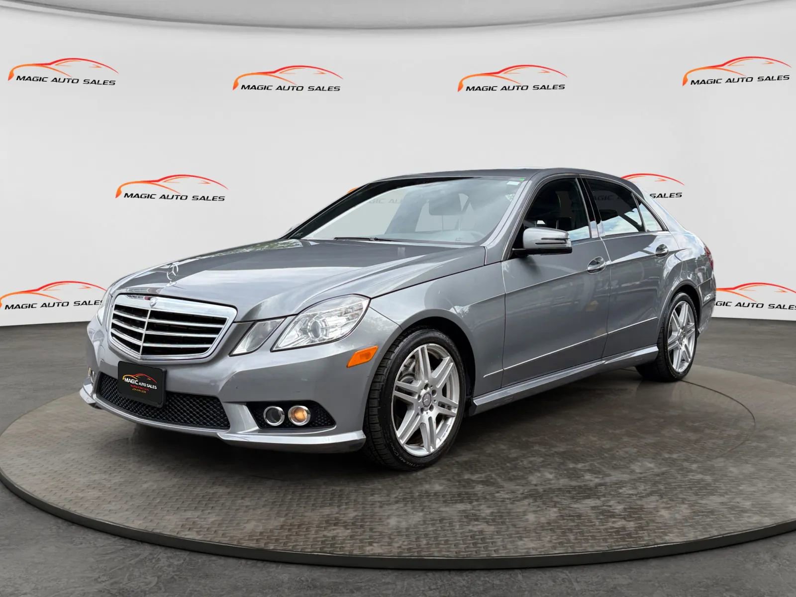 Used 2010 Mercedes-Benz E 550 4MATIC Sedan image 1