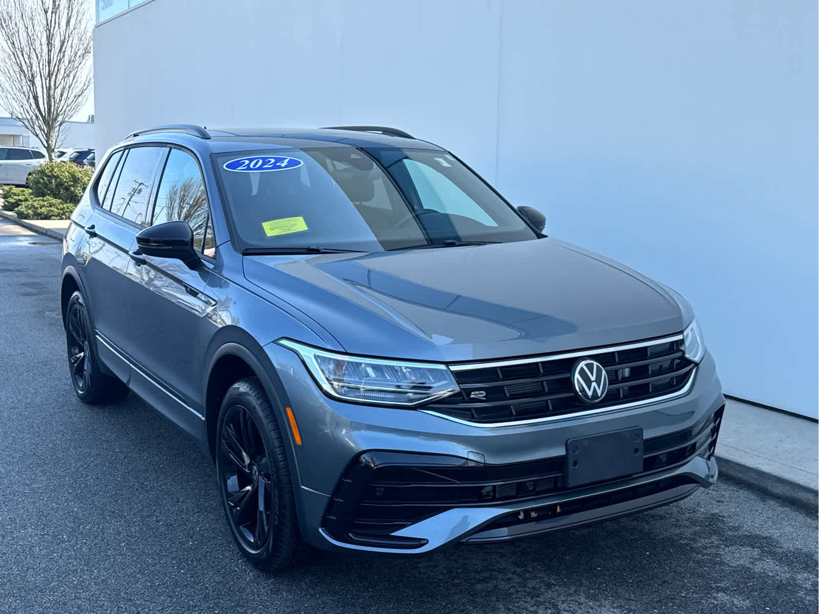 Used 2024 Volkswagen Tiguan SE R-Line AWD/4WD image 2