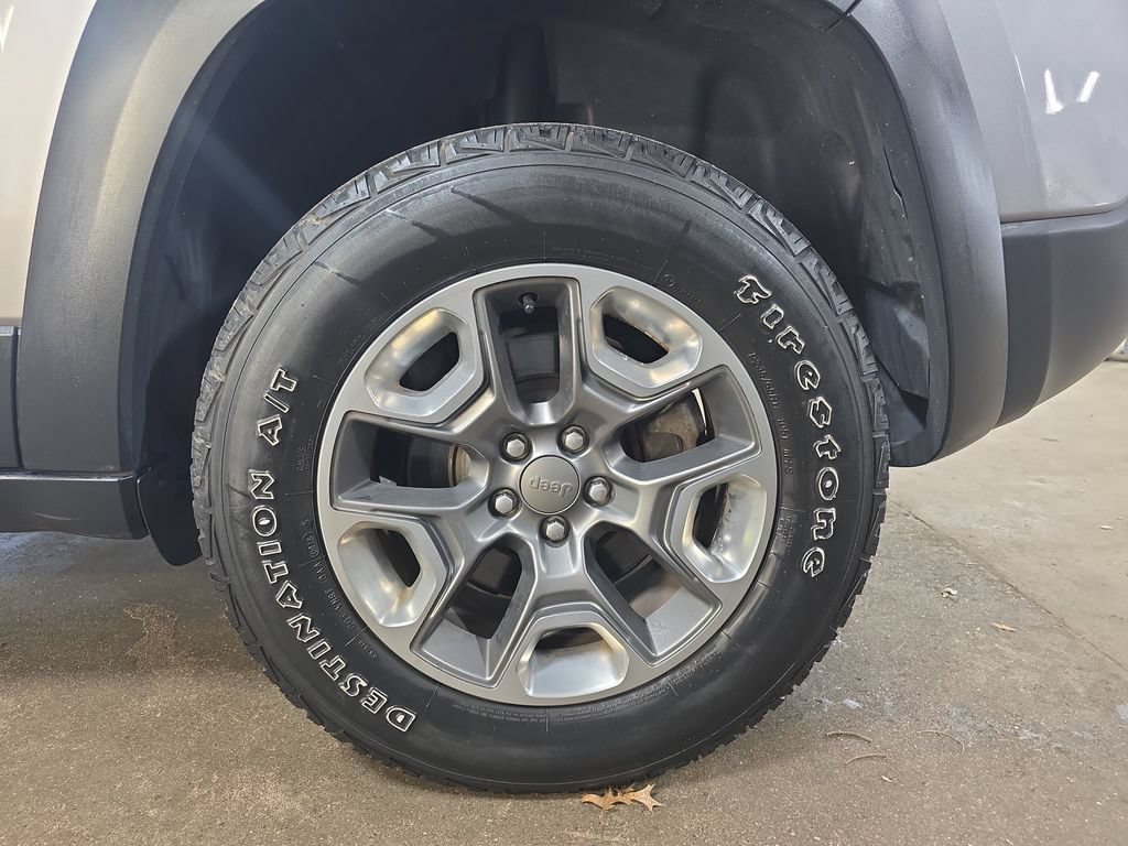 Used 2019 Jeep Cherokee Trailhawk AWD/4WD image 34