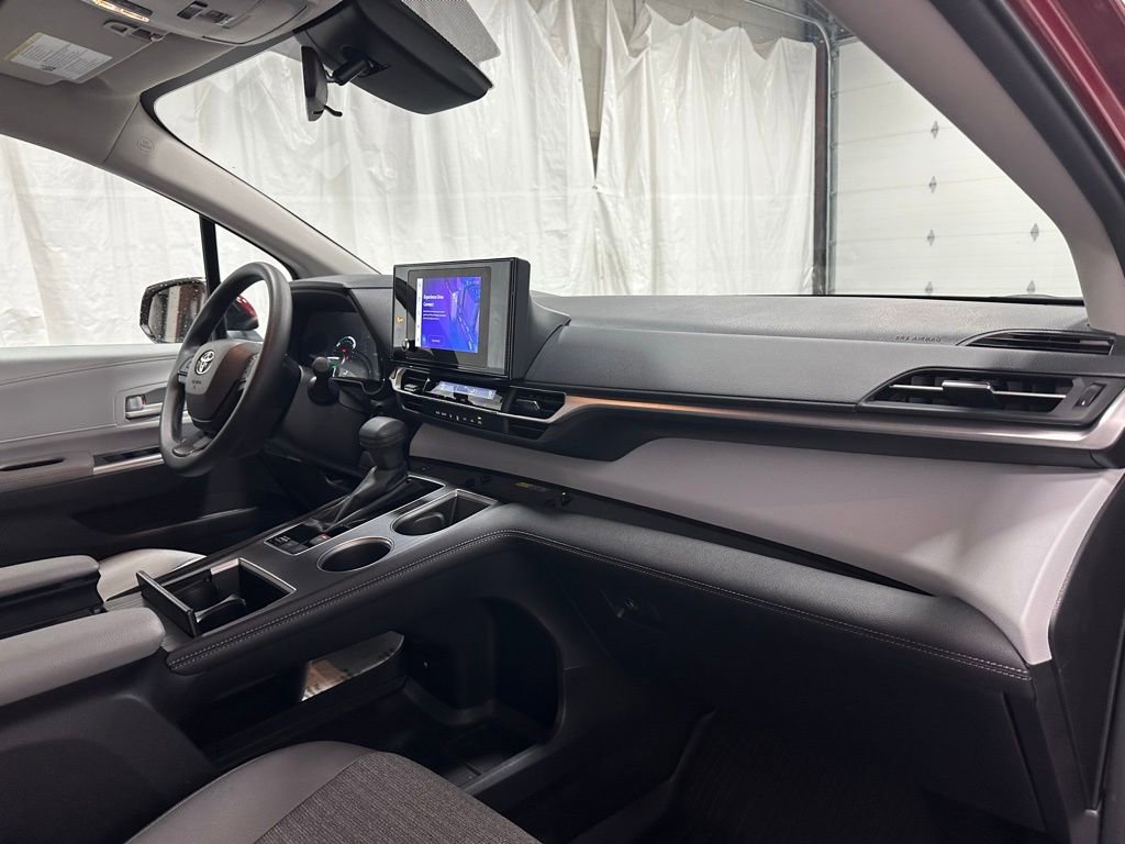 Used 2025 Toyota Sienna LE image 63