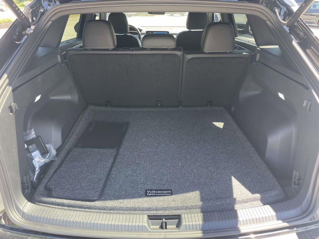 Used 2026 Volkswagen Atlas Cross Sport SE w/ Panoramic Sunroof Package FWD image 8