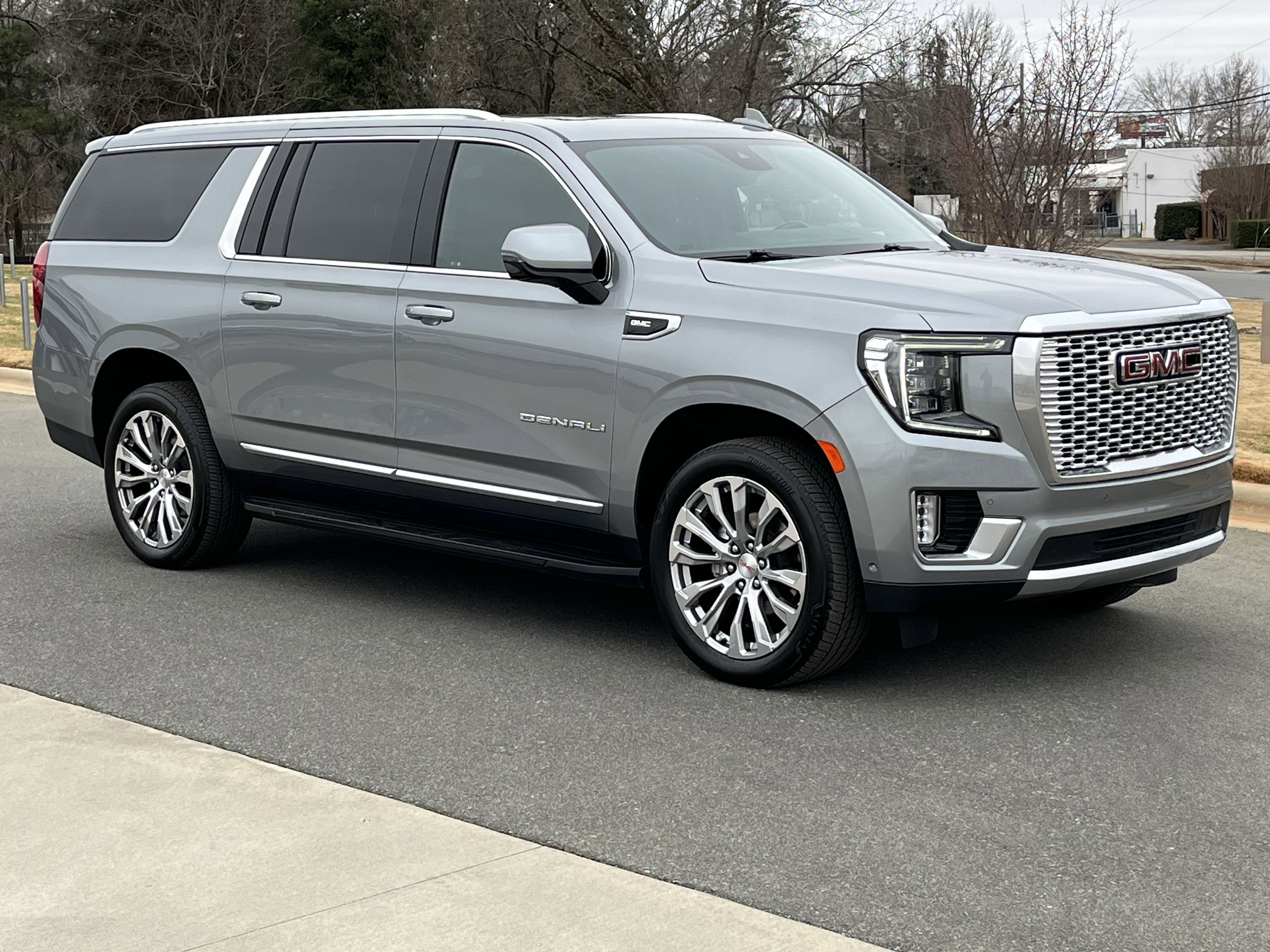 Used 2024 GMC Yukon XL Denali w/ Advanced Technology Package image 2